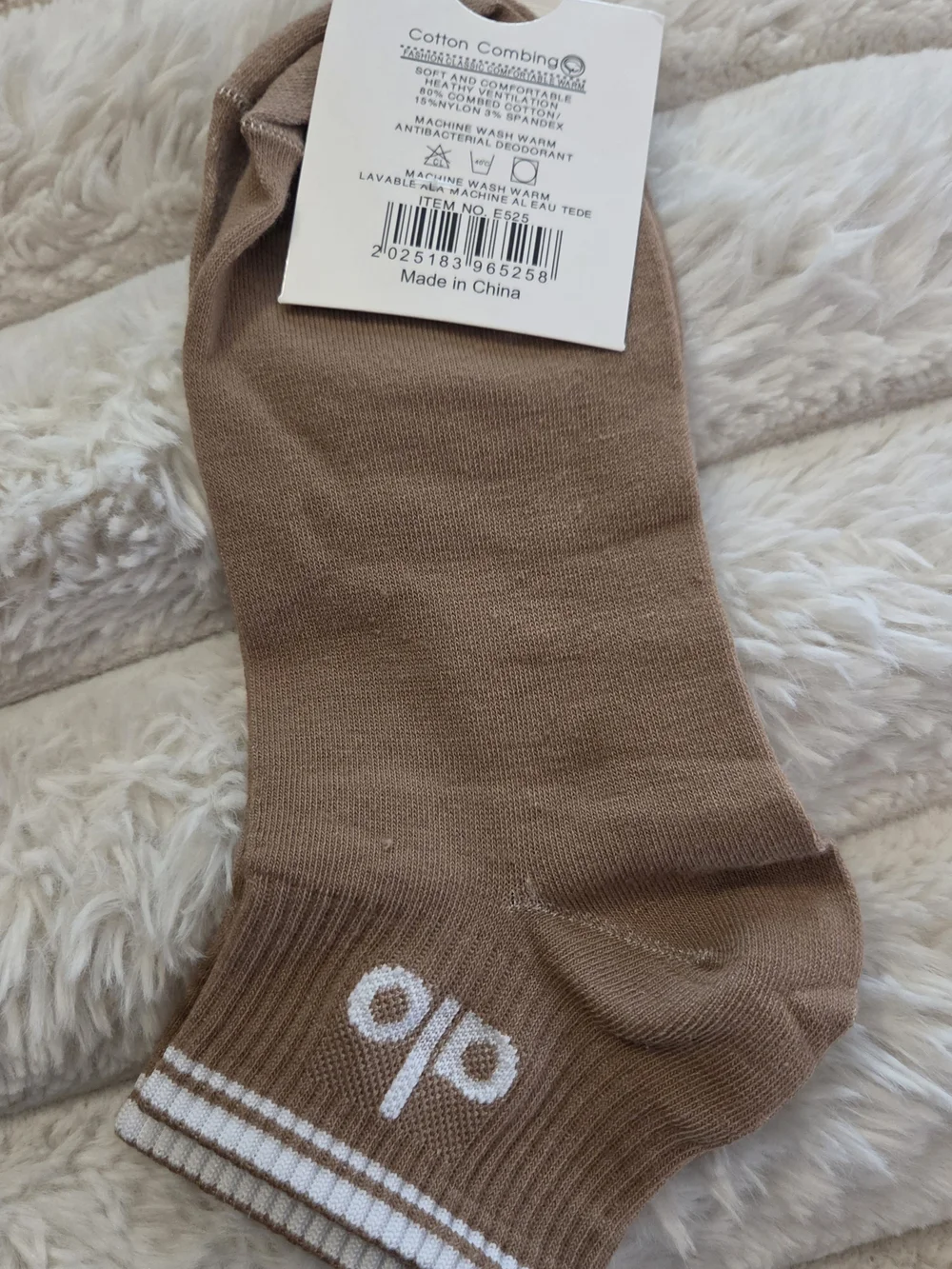 ALO Yoga Women's Ankle Socks in Taupe with White Accents